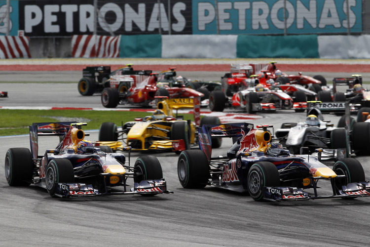 Sepang, zweite Kurve: Vettel setzt sich gegen Webber durch
