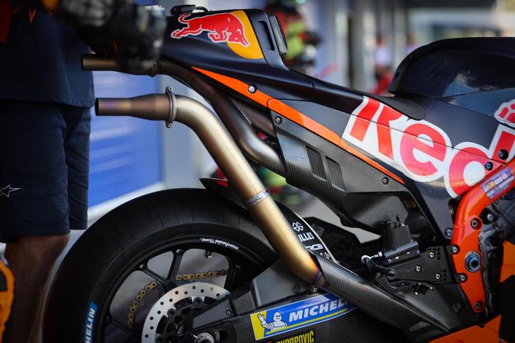 Am Montag testete KTM eine radikale Auspuff-Variante an der RC16