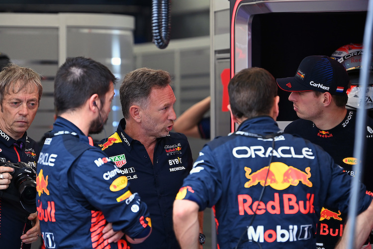 Max Verstappen im Kreis des RBR-Teams