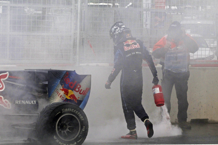 Vettel löscht selbst sein Auto