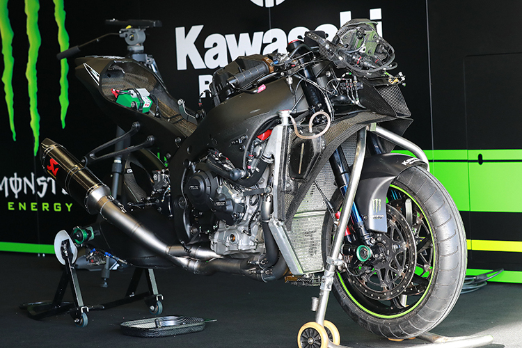 Kawasaki tritt traditionell mit einem Reihenvierzylinder an