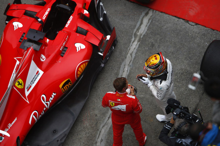 Sebastian Vettel und Lewis Hamilton nach dem Rennen