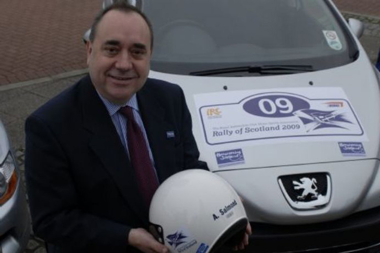 Der schottische Premierminister Salmond als Rallye-Fan