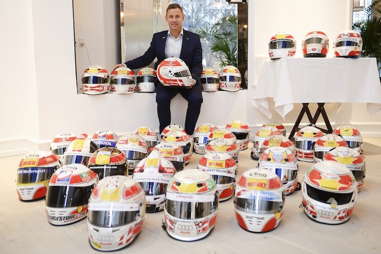 Kristensen mit Helmen aus 35 Jahren Motorsport