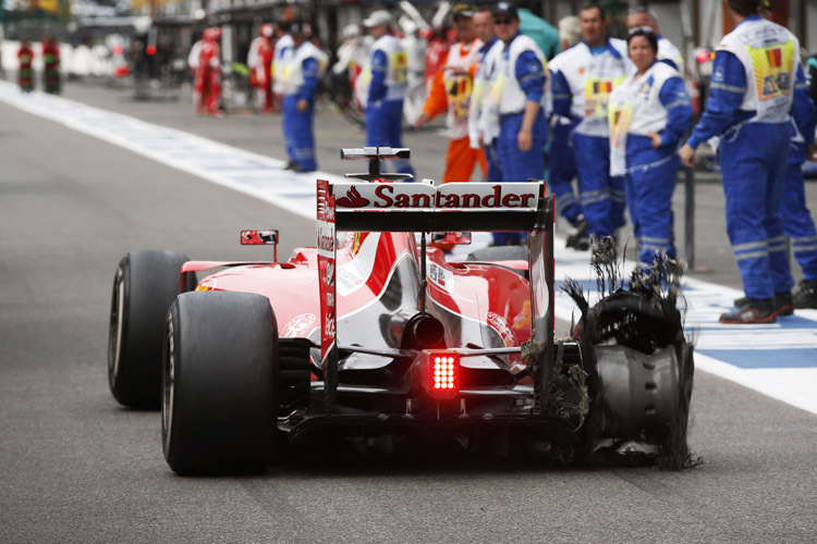 Sebastian Vettel kommt mit kaputtem Reifen an die Box