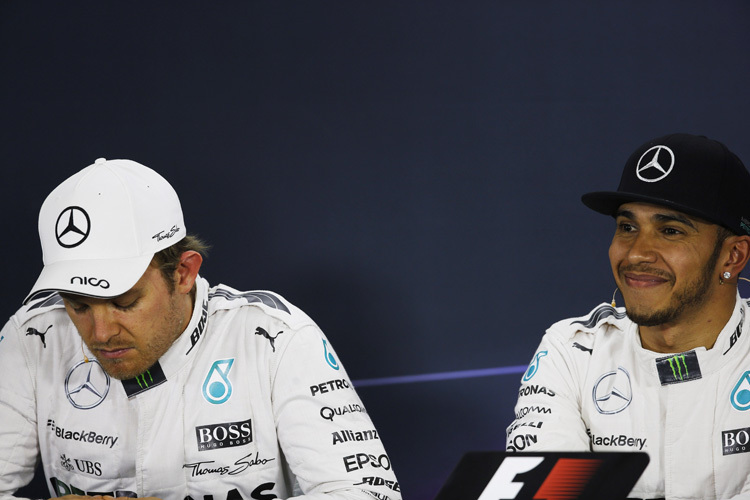 Die Körpersprache zwischen Rosberg und Hamilton nach dem Abschlusstraining von China