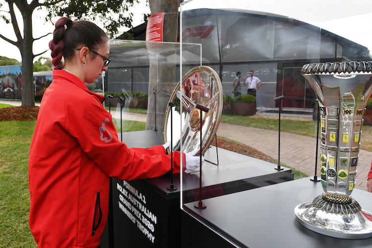 Zusammenpacken in Melbourne: Die Sieger-Trophäe wird nicht überreicht, der WM-Pokal (rechts) geht zurück nach Paris