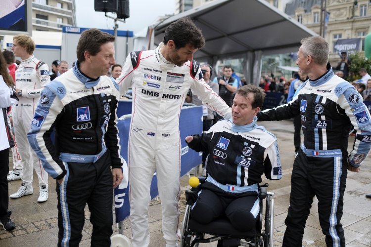 Frédéric Sausset (Mitte rechts) mit seinen Teamkollegen und Porsche-Pilot Mark Webber