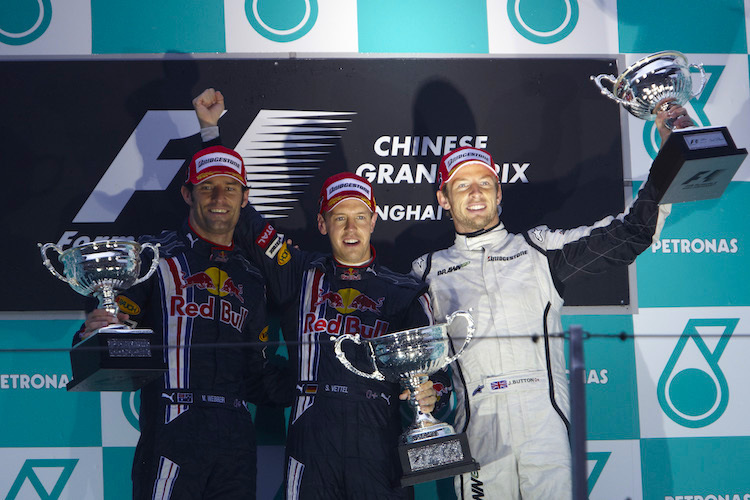 Der erste Sieg von Red Bull Racing: Sebastian Vettel vor Mark Webber (links), Jenson Button wurde Dritter