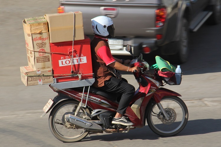 Mit ihrer Transportkapazität ist die Super Cub in Asien ein verbreitetes Geschäftsfahrzeug bei Kleinunternehmern und Handwerkern 