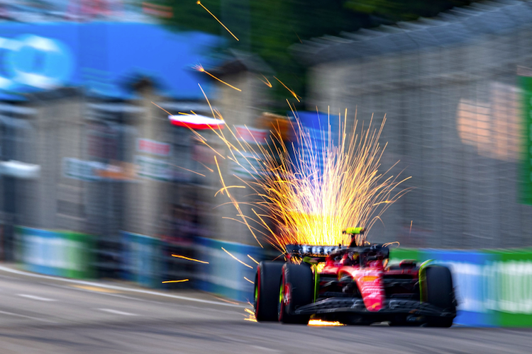 Carlos Sainz lässt es krachen in Singapur