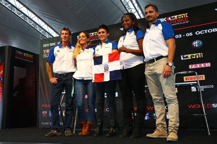 JR Racing im Oktober 2014: Teamchefin Joslin Robinson, Zweite von rechts