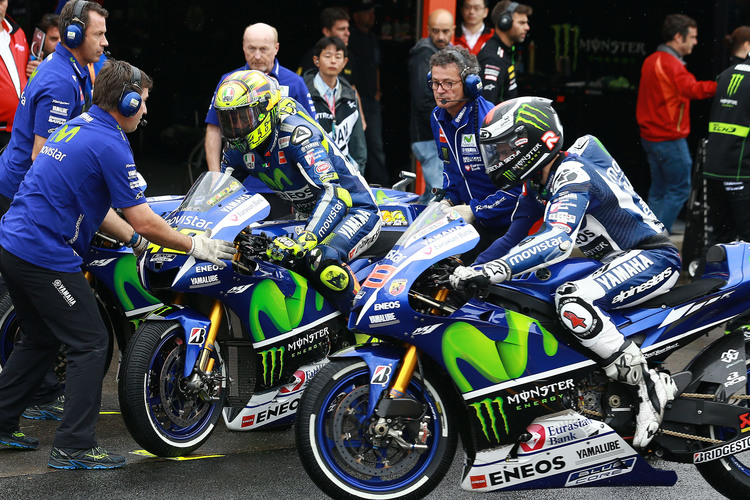 Das Titelfavoriten aus demselben Stall: Rossi und Lorenzo an der Yamaha-Box