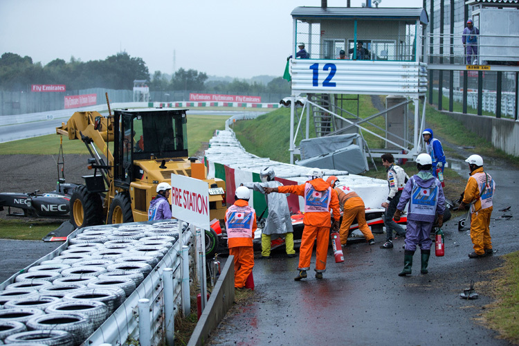 Rettungskräfte und Adrian Sutil eilen zum Unfallwagen