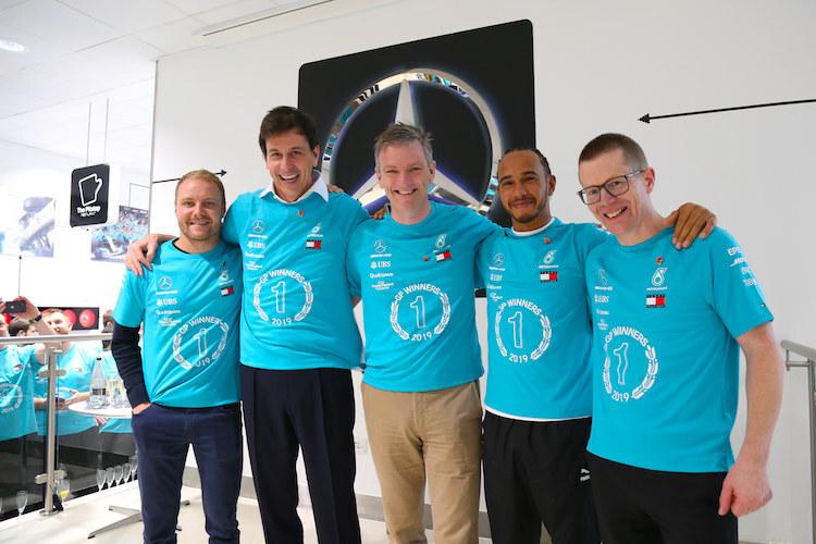 Von links: Valtteri Bottas, Teamchef Toto Wolff, Technikchef James Allison, Lewis Hamilton, Motorenchef Andy Cowell