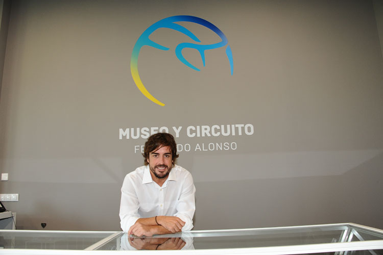 Fernando Alonso liess es sich nicht nehmen, das Museum und die Kart-Anlage in Oviedo persönlich zu eröffnen