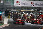 Felipe Massa (rechts) schleppte in Singapur 2008 den Tankschlauch mit