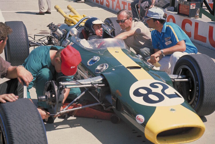 Mit Lotus-Gründer Colin Chapman (braunes Shirt) in Indianapolis 1965