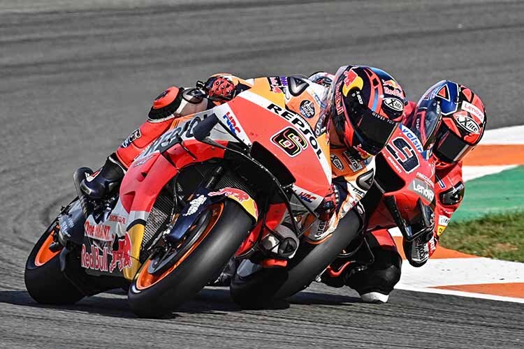 Rennen in Valencia: Stefan Bradl (6) im Clinch mit Danilo Petrucci (9)