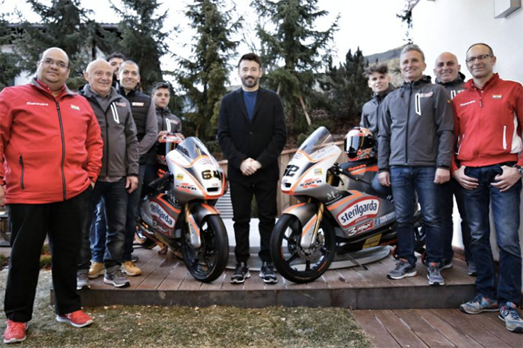 Teampräsentation: Max Biaggi mit den Fahrern Alessandro Del Bianco und Davide Baldini sowie Mahindra Racing-CEO Mufaddal Choonia (ganz links)