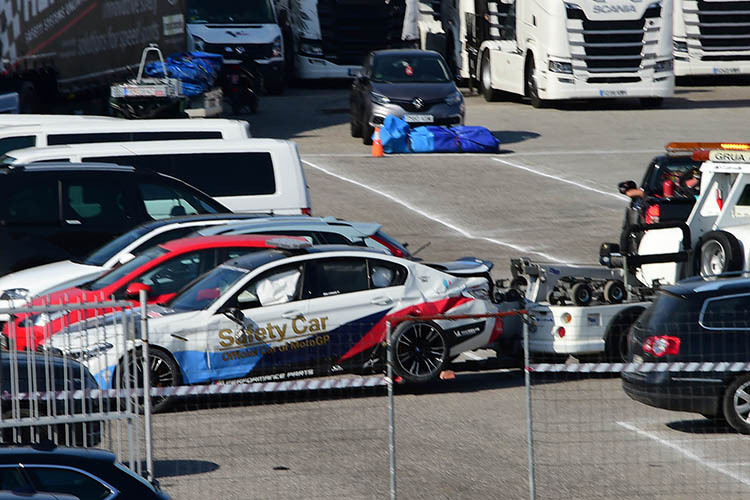 Der demolierte BMW 5 im Paddock