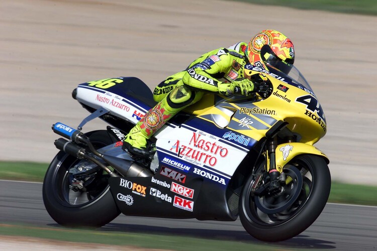 In seiner ersten Königsklasse-Saison 2000 fuhr Rossi im Design von Bier-Hersteller Nastro Azzuro