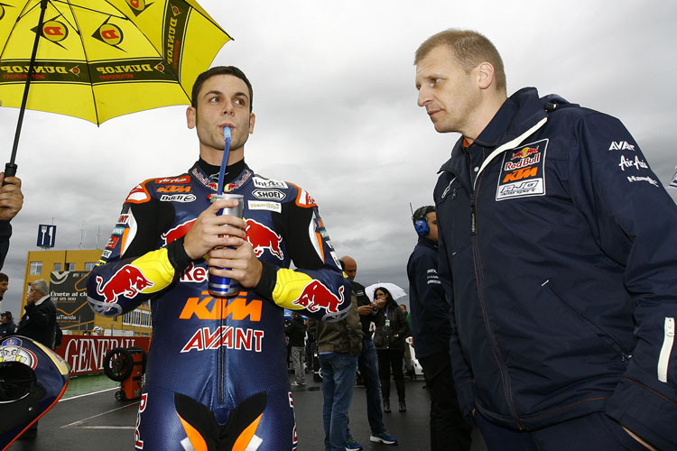 Sandro Cortese mit KTM-Teamchef Aki Ajo (re.)