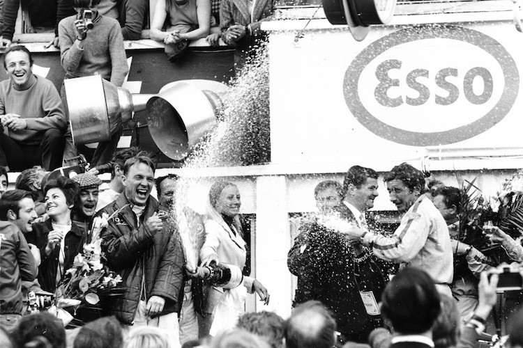 Dan Gurney, A.J. Foyt (mit Flasch) und Jo Siffert (rechts) in Le Mans 1967