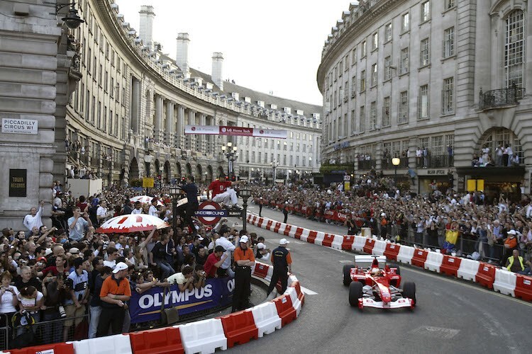 Luca Badoer mit seinem Ferrari bei der Formel-1-Veranstaltung 2004 in London