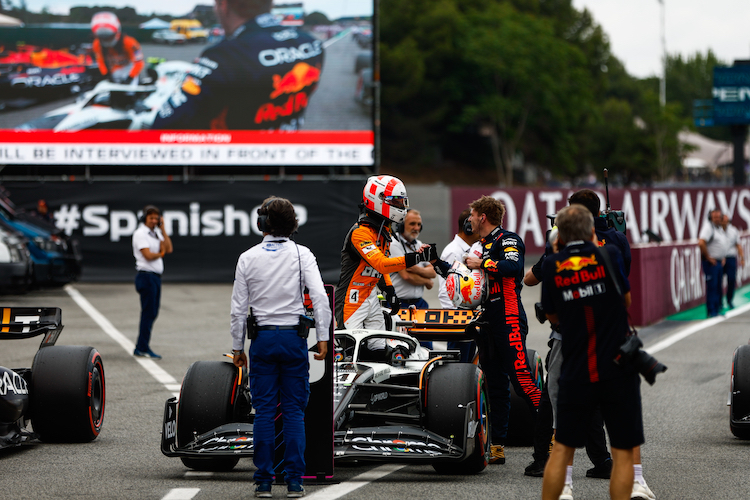 Max Verstappen gratuliert Lando Norris zur drittschnellsten Zeit