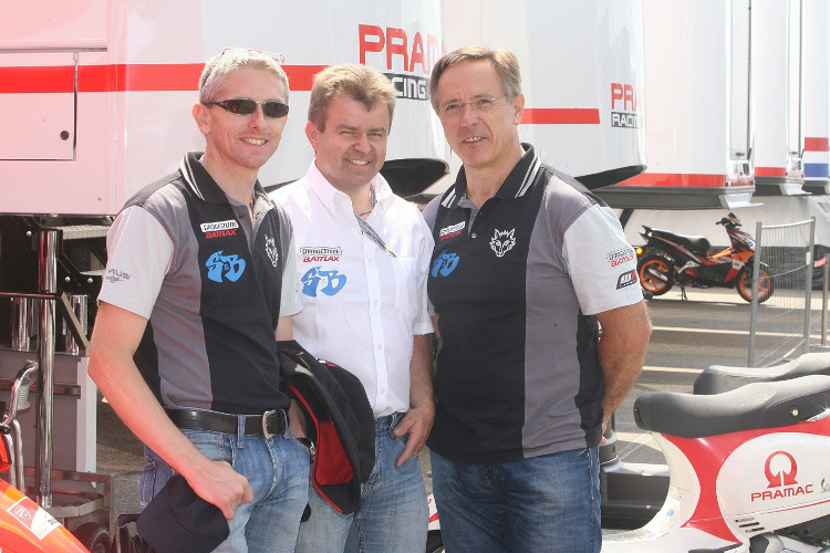 Martin Bauer mit den Teambesitzern Fritz Schwarz und Andreas Bronnen