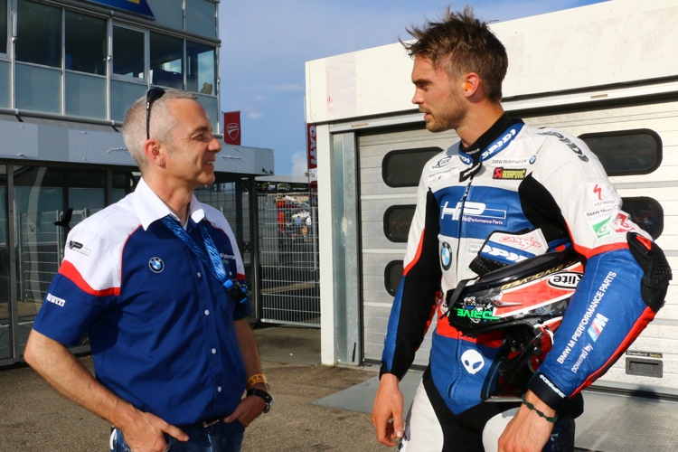 Udo Mark (li.) plaudert in Hockenheim unter anderem mit Leon Camier