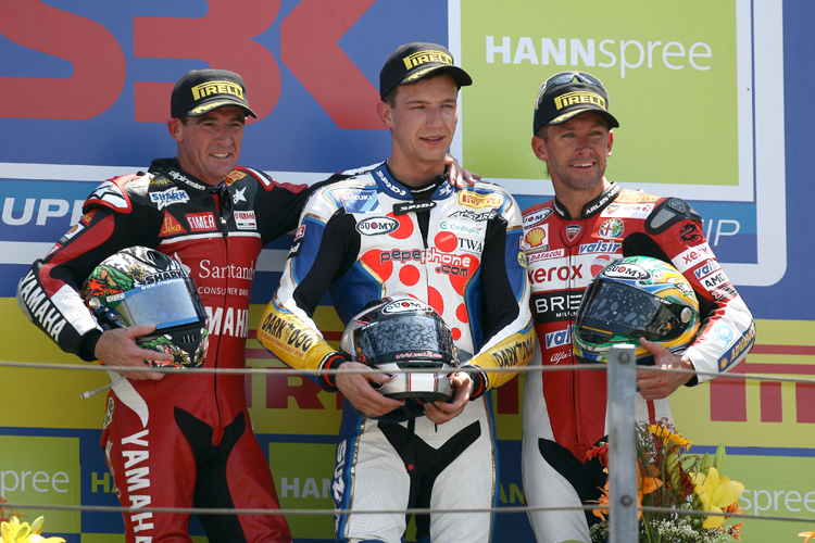 Max Neukirchner (Mitte) hat in der Superbike-WM alle Stars geschlagen