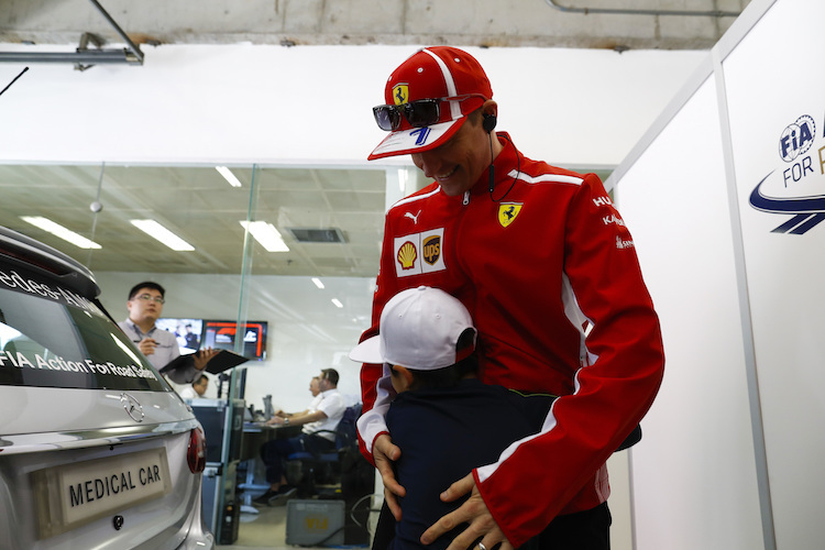 Kimi Räikkönen mit jungem Fan