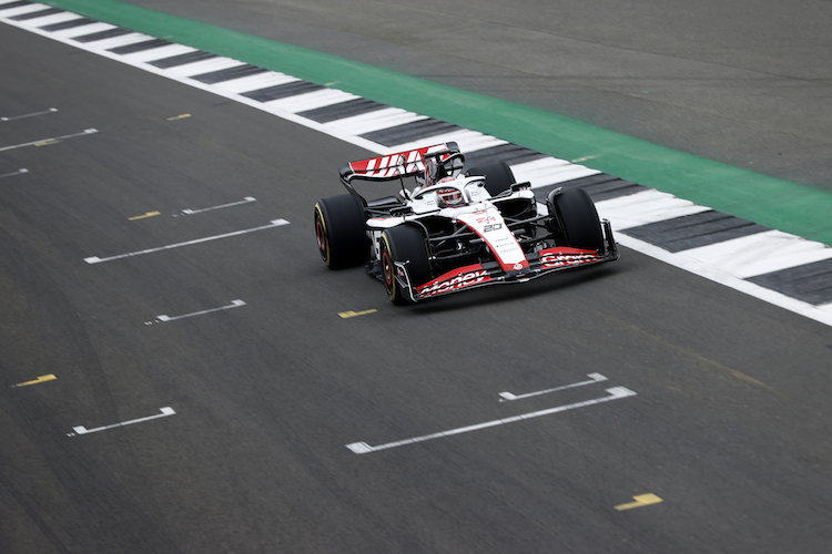 Kevin Magnussen durfte am Samstag auf dem Silverstone zur ersten Ausfahrt mit dem VF-23 ausrücken