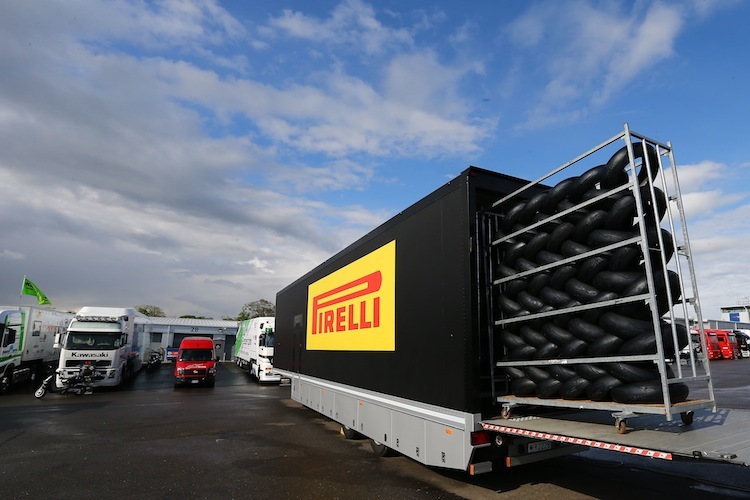 Pirelli bringt bei jedem Superbike-Meeting hunderte Reifen an die Rennstrecke