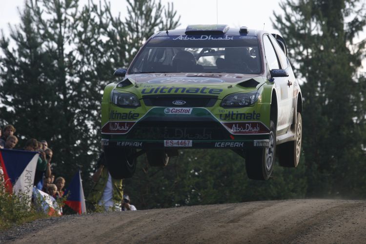 Latvala fliegt seinen Verfolgern davon