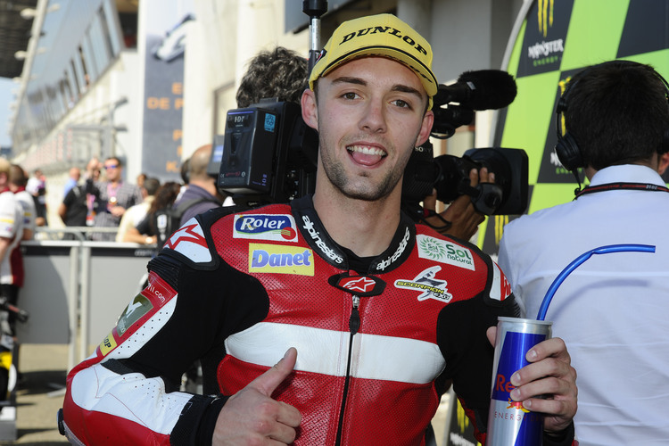 Jonas Folger nach der Pole-Position im Parc Fermé