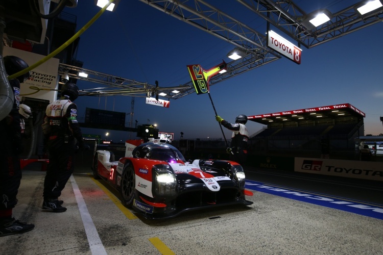 Führt die 24h Le Mans an: Der Toyota TS050 Hybrid von Mike Conway, Kamui Kobayashi und José María López