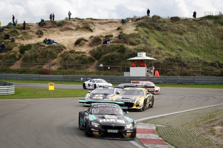 Typisch für Zandvoort: Rennwagen vor sandigen Dünen