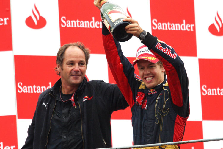 Gerhard Berger und Sebastian Vettel feiern 2008 den ersten Sieg mit Toro Rosso