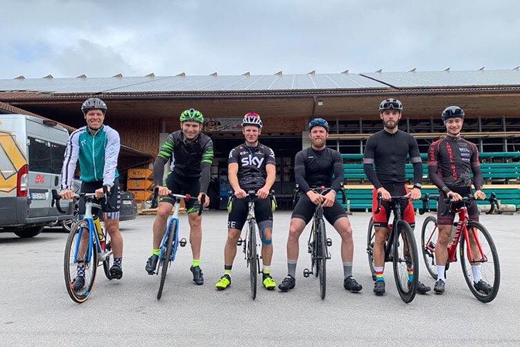 Jonas Folger (2.v.re.) trainiert sehr viel auf dem Fahrrad