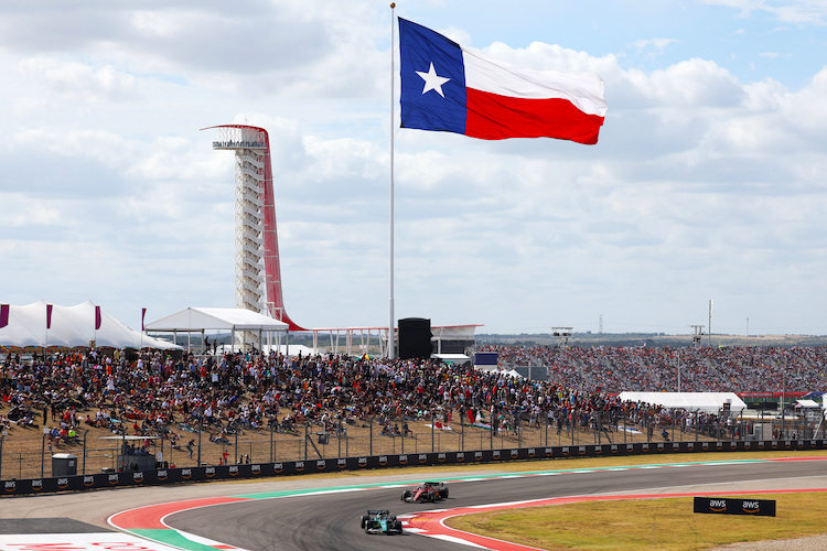 Der markante COTA-Turm und die Flagge von Texas