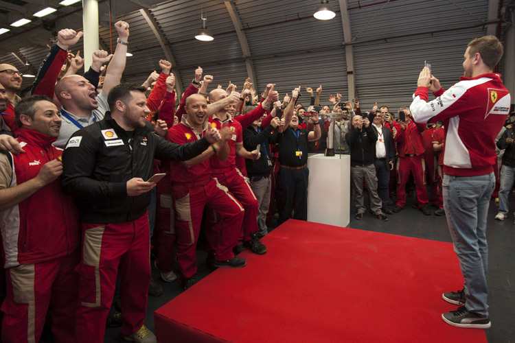 Sebastian Vettel wird von seinen Mitarbeitern gefeiert