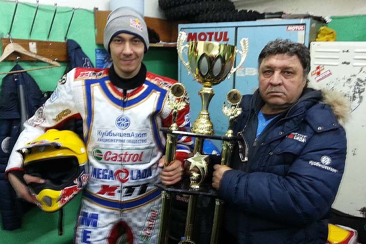 Daniil Ivanov und Vater Valerij mit dem Pokal