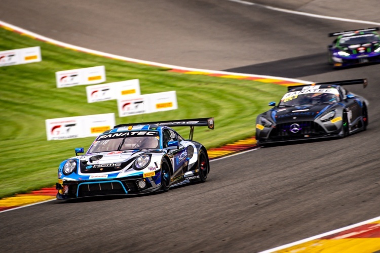 Action bei den 24h Spa: Porsche 911 GT3 R vor Mercedes-AMG GT3