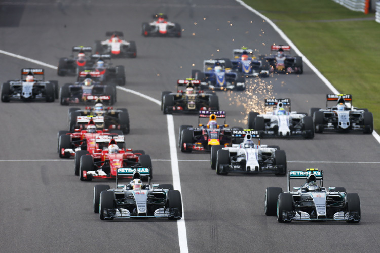 Eben haben sich die Autos von Daniel Ricciardo (Bildmitte) und Massa (sprühende Funken) berührt