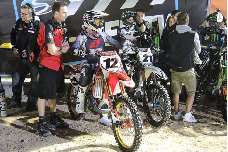 Vor dem Start: Max Nagl (12) neben Gautier Paulin (21)