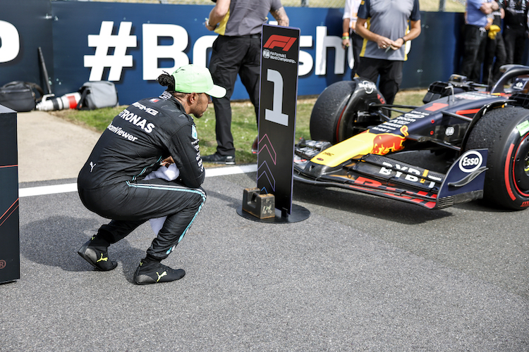 Lewis Hamilton hat sich den Red Bull Racing-Rennwagen schon ein paar Mal genau angeschaut, wie hier in Silverstone