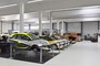 Hier sind die Rallyefahrzeuge Opel Adam zu sehen. Im Hintergrund die Kalex-Räumlichkeiten und ein paar Zweiräder